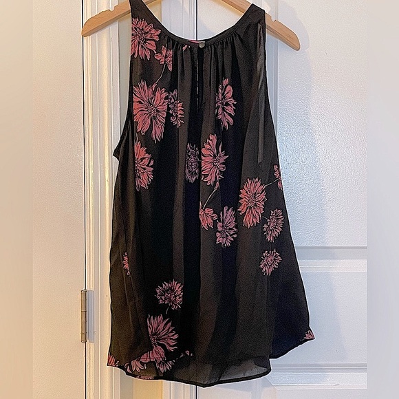 NWT Vince Camuto floral pattern, sleeveless top with button keyhole; Size L - Picture 11 of 11